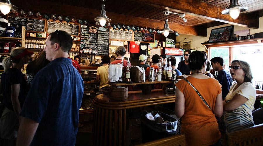 Belebter Tresen eines Cafés