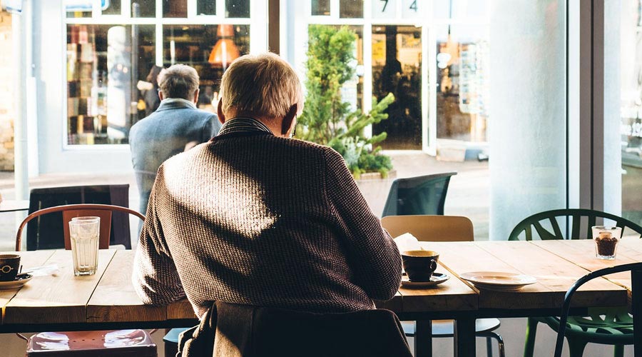 Heller Sitzbereich im Café